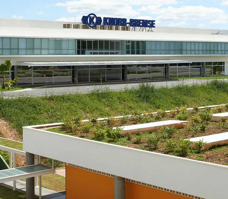 A Knorr-Bremse, empresa industrial estabelecida no município de Itupeva – SP, conta com três Grupos Geradores de 750 kVA da Tecnicargo Grupos Geradores com aplicação stand-by para sua segurança.